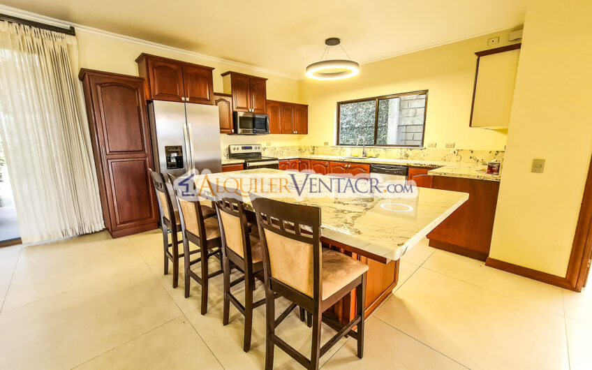 Condo de 350 m2 con full vistas / terraza y línea blanca en Guachipelín Escazú