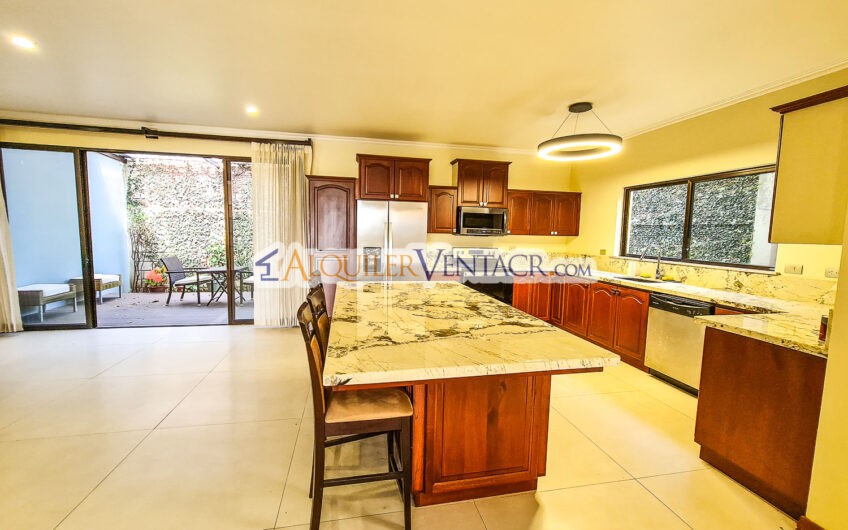 Condo de 350 m2 con full vistas / terraza y línea blanca en Guachipelín Escazú