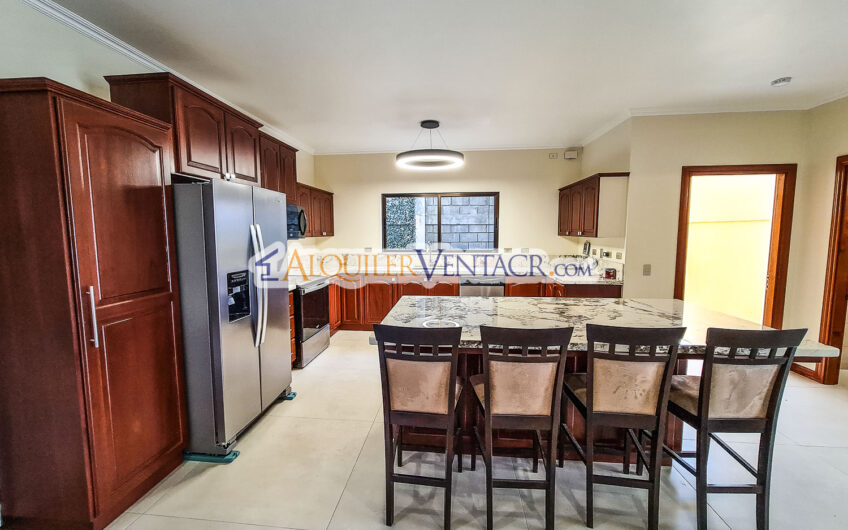 Condo de 350 m2 con full vistas / terraza y línea blanca en Guachipelín Escazú