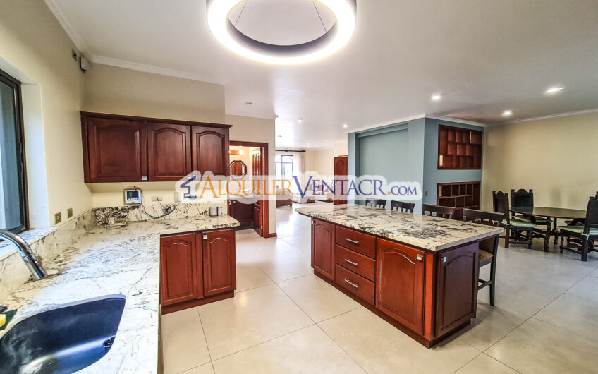 Condo de 350 m2 con full vistas / terraza y línea blanca en Guachipelín Escazú