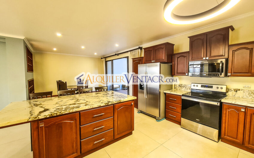 Condo de 350 m2 con full vistas / terraza y línea blanca en Guachipelín Escazú