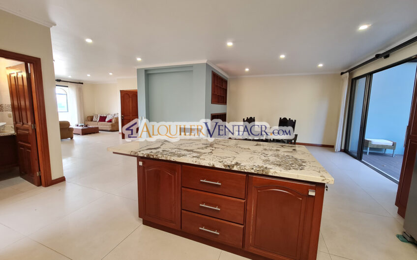 Condo de 350 m2 con full vistas / terraza y línea blanca en Guachipelín Escazú