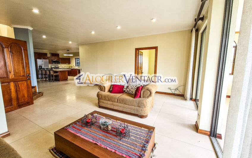 Condo de 350 m2 con full vistas / terraza y línea blanca en Guachipelín Escazú