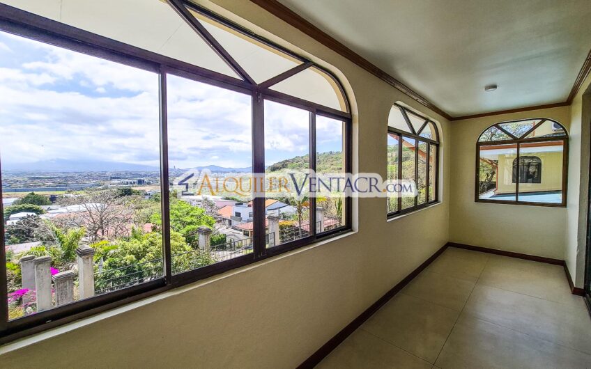 Condo de 350 m2 con full vistas / terraza y línea blanca en Guachipelín Escazú