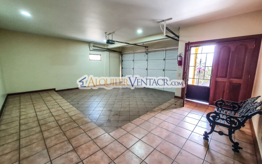 Condo de 350 m2 con full vistas / terraza y línea blanca en Guachipelín Escazú