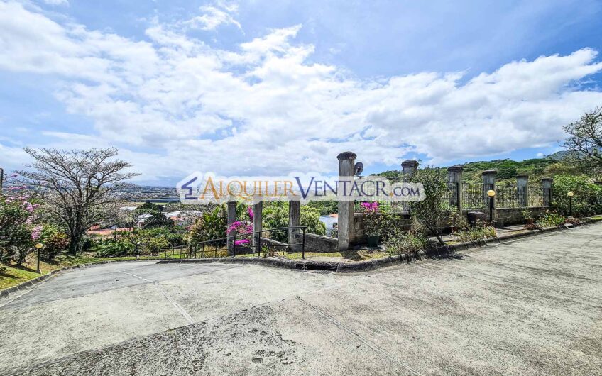 Condo de 350 m2 con full vistas / terraza y línea blanca en Guachipelín Escazú