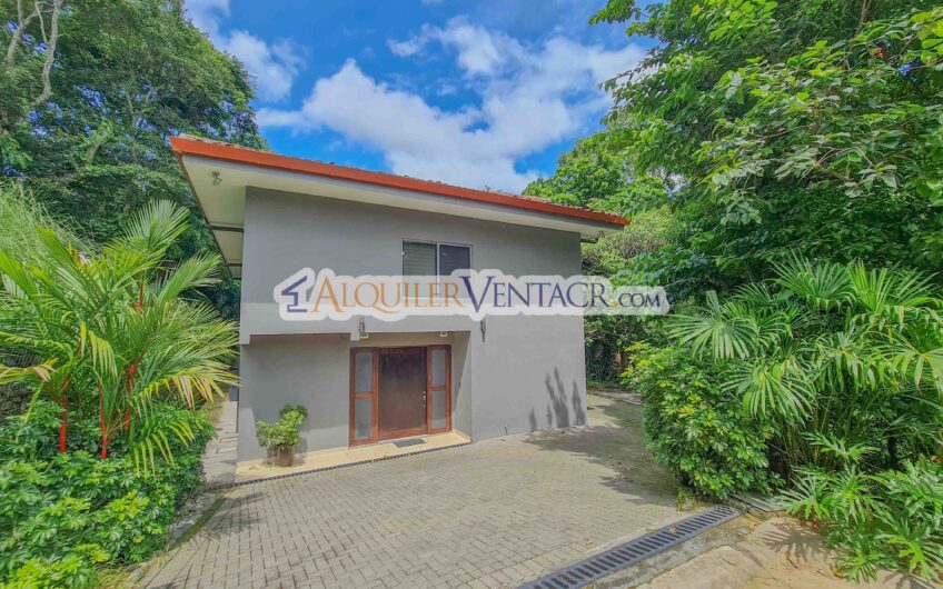 Lujoso condo amueblado con jardín en Brasil de Mora Santa Ana
