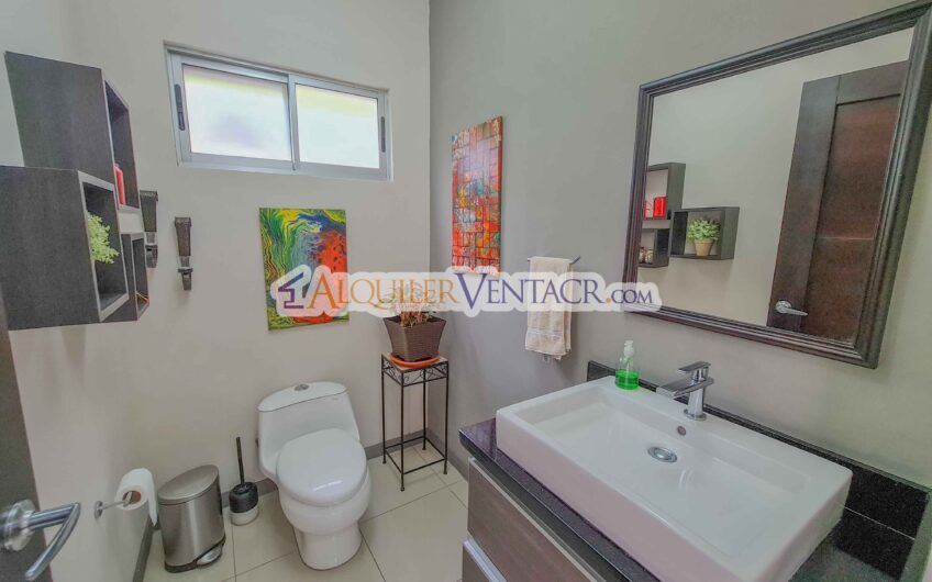 Lujoso condo amueblado con jardín en Brasil de Mora Santa Ana