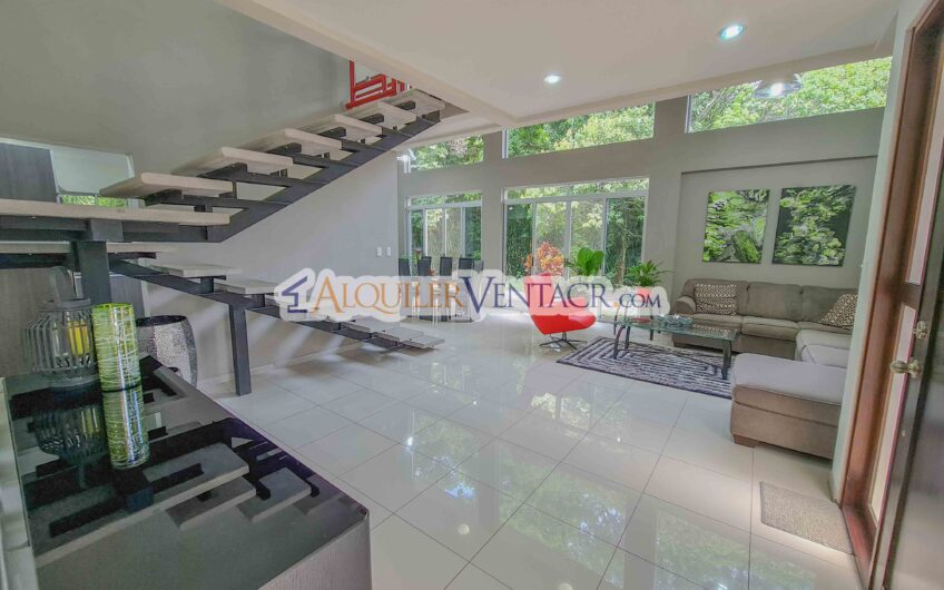 Lujoso condo amueblado con jardín en Brasil de Mora Santa Ana