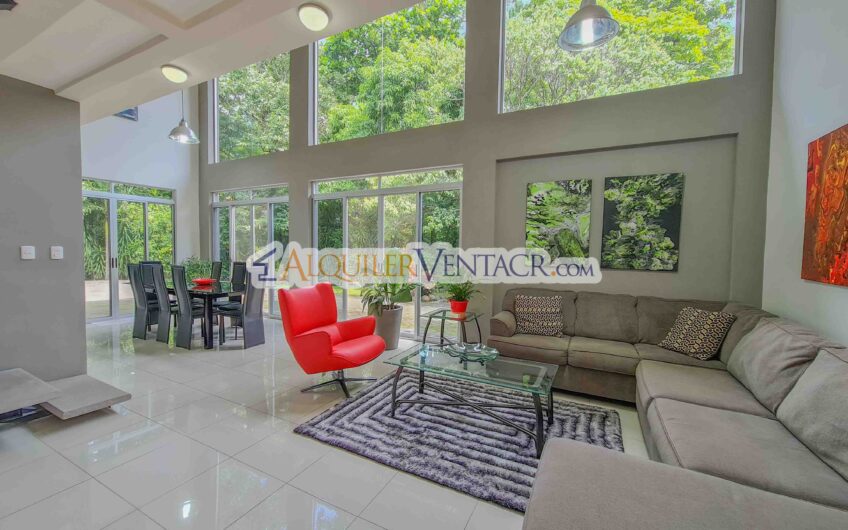 Lujoso condo amueblado con jardín en Brasil de Mora Santa Ana