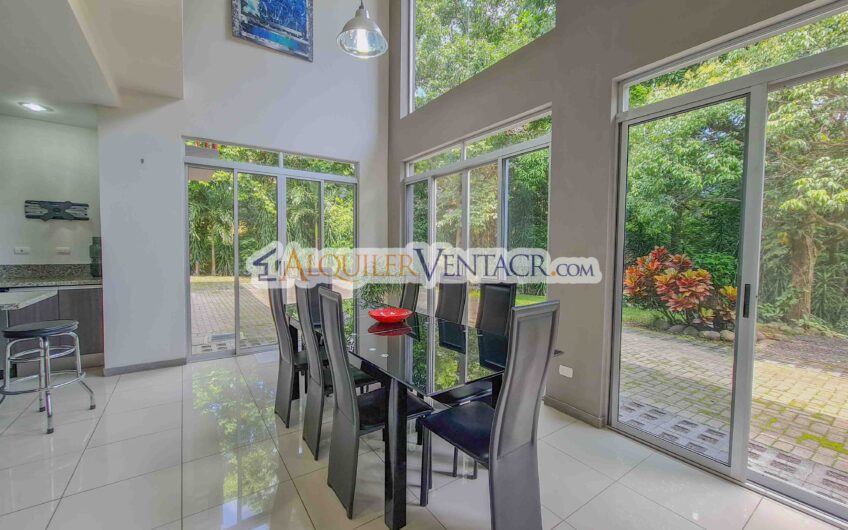 Lujoso condo amueblado con jardín en Brasil de Mora Santa Ana