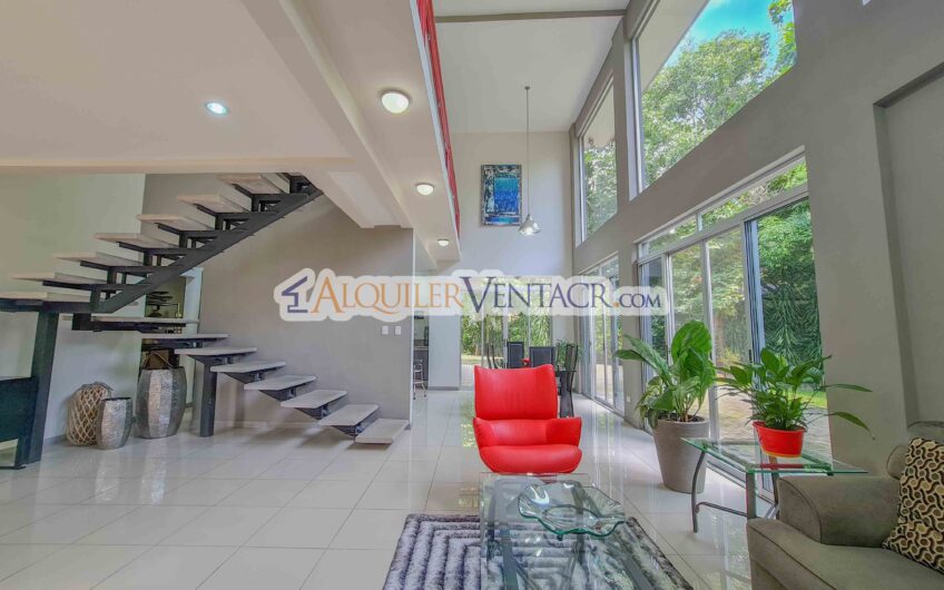Lujoso condo amueblado con jardín en Brasil de Mora Santa Ana