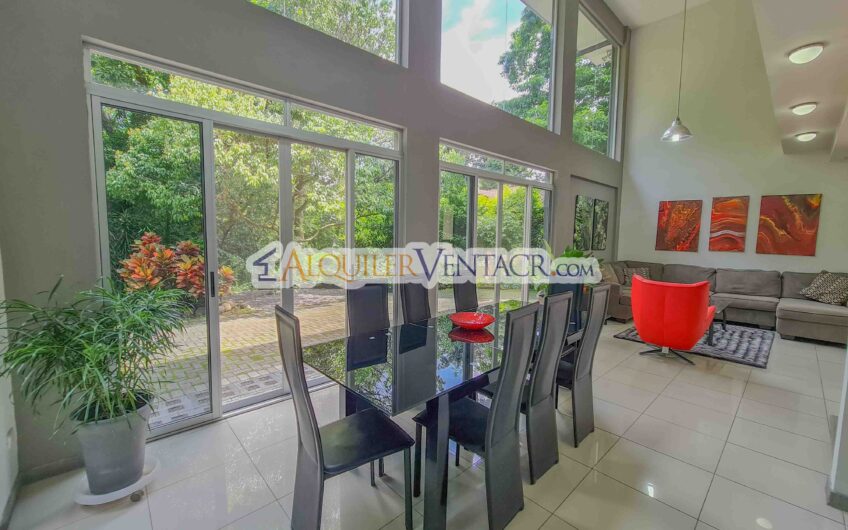 Lujoso condo amueblado con jardín en Brasil de Mora Santa Ana
