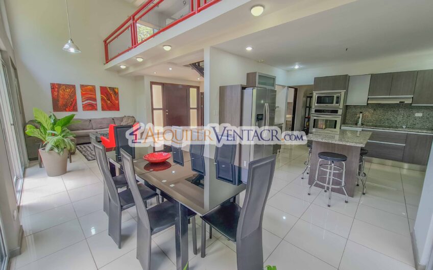 Lujoso condo amueblado con jardín en Brasil de Mora Santa Ana
