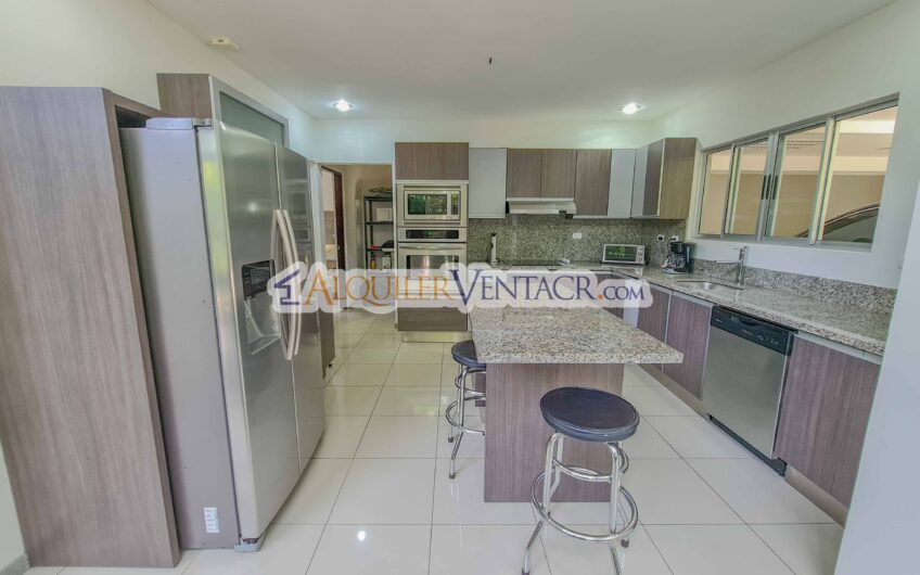 Lujoso condo amueblado con jardín en Brasil de Mora Santa Ana