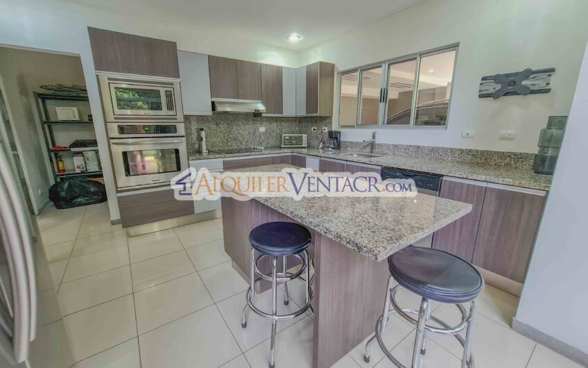 Lujoso condo amueblado con jardín en Brasil de Mora Santa Ana