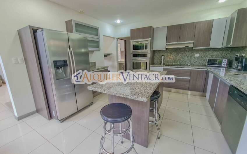 Lujoso condo amueblado con jardín en Brasil de Mora Santa Ana