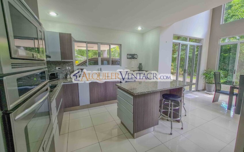 Lujoso condo amueblado con jardín en Brasil de Mora Santa Ana