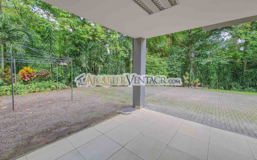 Lujoso condo amueblado con jardín en Brasil de Mora Santa Ana
