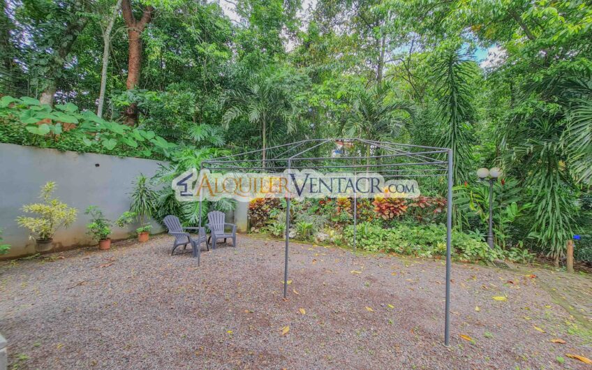 Lujoso condo amueblado con jardín en Brasil de Mora Santa Ana