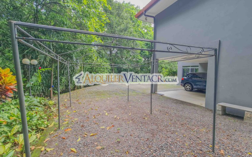 Lujoso condo amueblado con jardín en Brasil de Mora Santa Ana