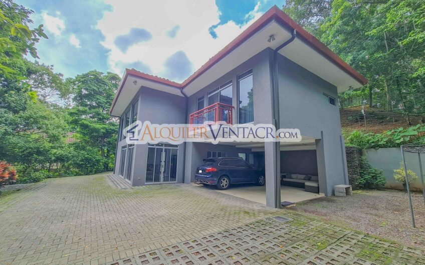 Lujoso condo amueblado con jardín en Brasil de Mora Santa Ana