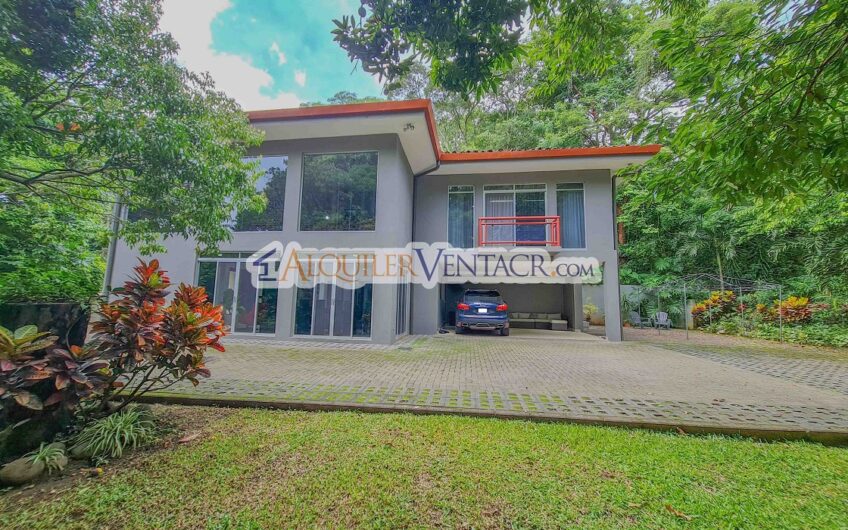 Lujoso condo amueblado con jardín en Brasil de Mora Santa Ana