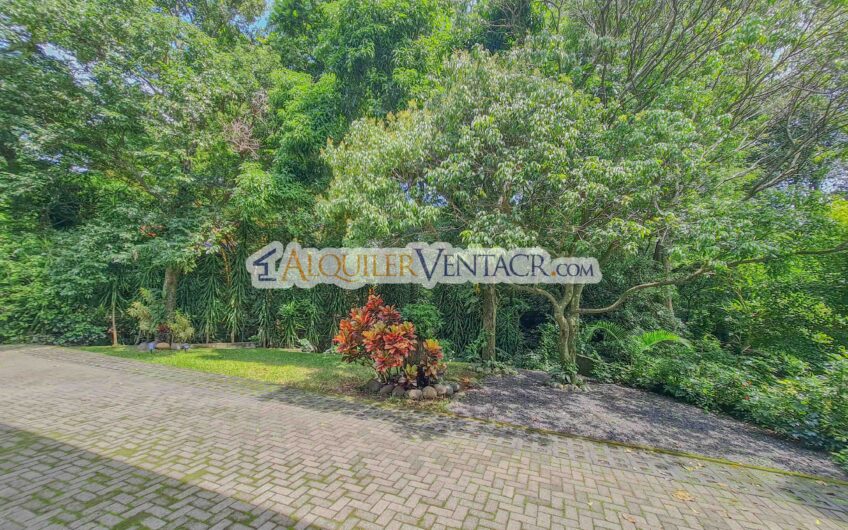 Lujoso condo amueblado con jardín en Brasil de Mora Santa Ana