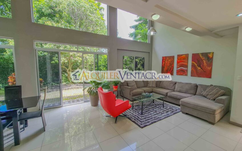 Lujoso condo amueblado con jardín en Brasil de Mora Santa Ana