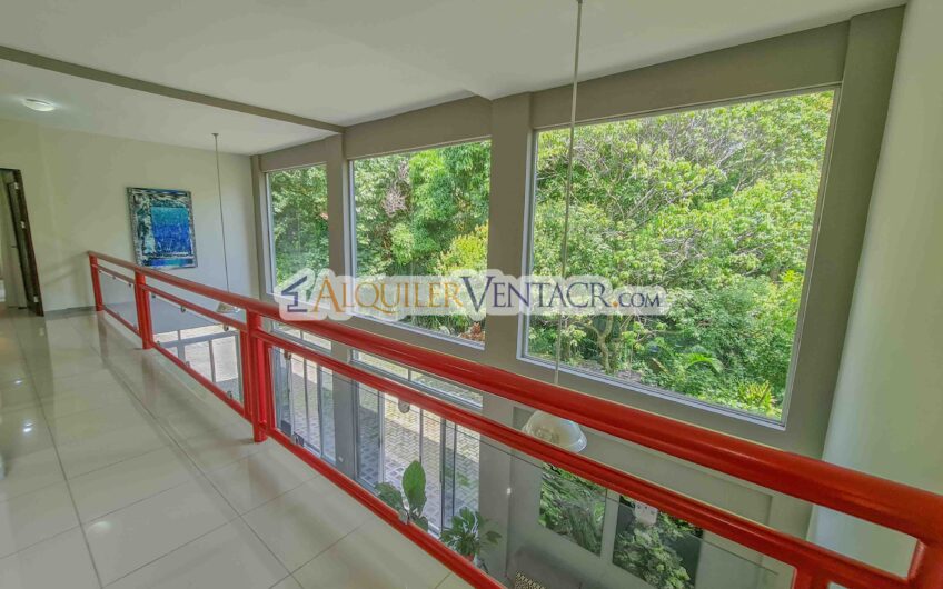 Lujoso condo amueblado con jardín en Brasil de Mora Santa Ana