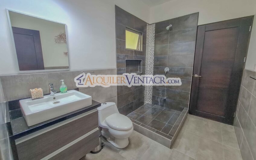 Lujoso condo amueblado con jardín en Brasil de Mora Santa Ana