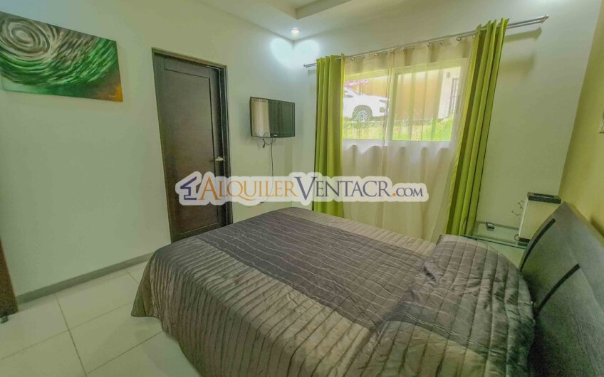 Lujoso condo amueblado con jardín en Brasil de Mora Santa Ana