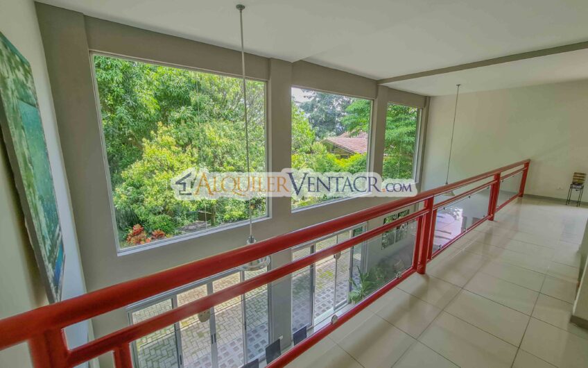Lujoso condo amueblado con jardín en Brasil de Mora Santa Ana