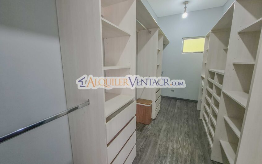 Lujoso condo amueblado con jardín en Brasil de Mora Santa Ana