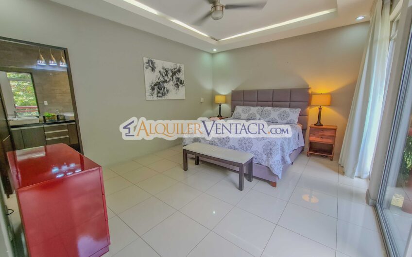 Lujoso condo amueblado con jardín en Brasil de Mora Santa Ana