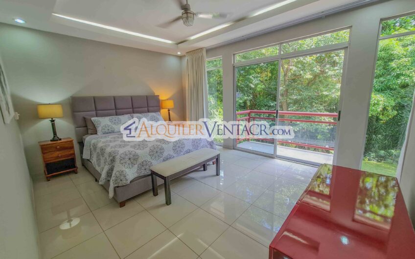 Lujoso condo amueblado con jardín en Brasil de Mora Santa Ana