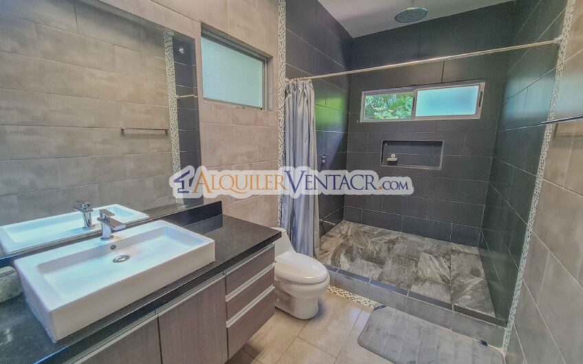 Lujoso condo amueblado con jardín en Brasil de Mora Santa Ana