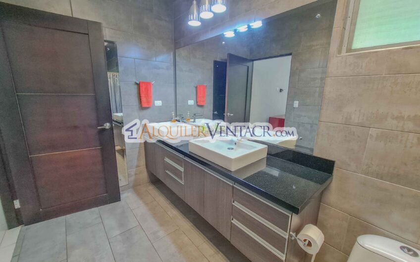 Lujoso condo amueblado con jardín en Brasil de Mora Santa Ana