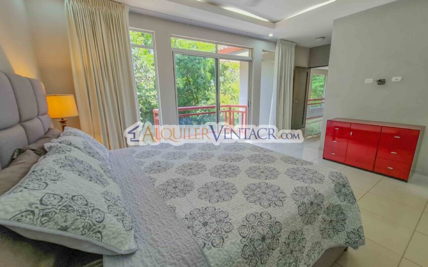 Lujoso condo amueblado con jardín en Brasil de Mora Santa Ana