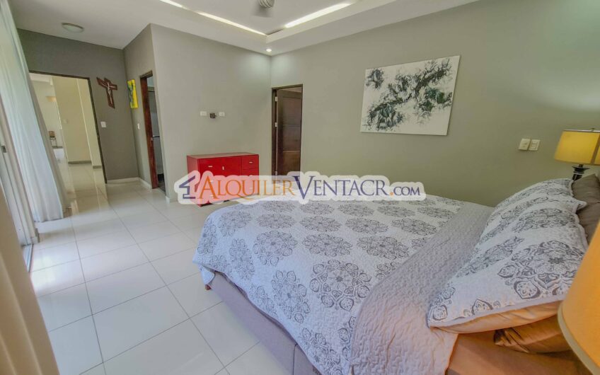 Lujoso condo amueblado con jardín en Brasil de Mora Santa Ana