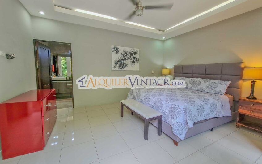 Lujoso condo amueblado con jardín en Brasil de Mora Santa Ana