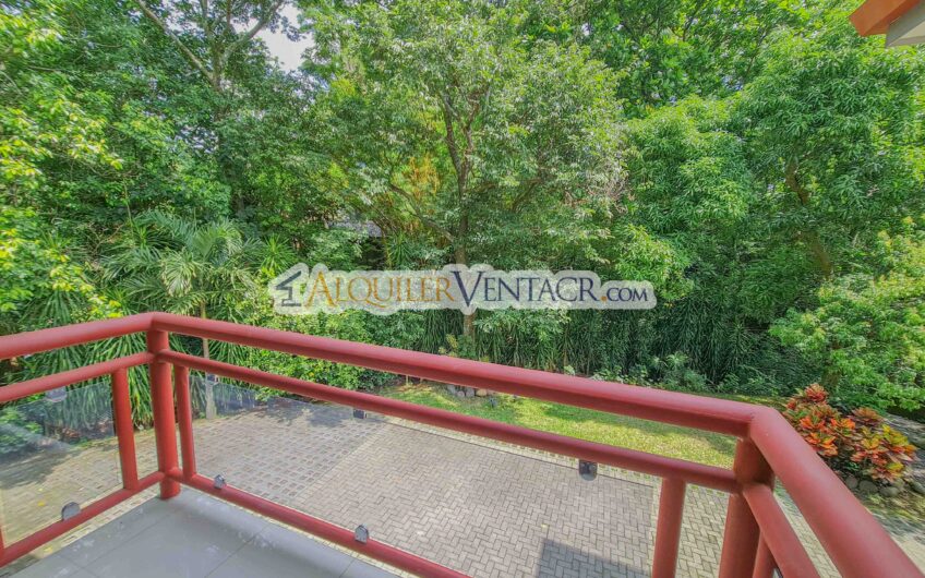 Lujoso condo amueblado con jardín en Brasil de Mora Santa Ana