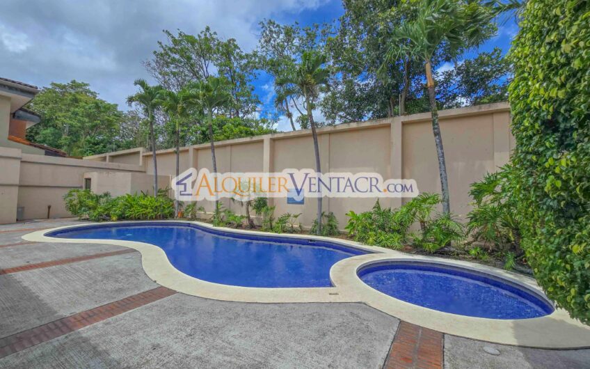 Trejos Montealegre x Avenida Escazú! Condo de 320 m2 con amplio jardín