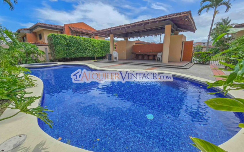 Trejos Montealegre x Avenida Escazú! Condo de 320 m2 con amplio jardín