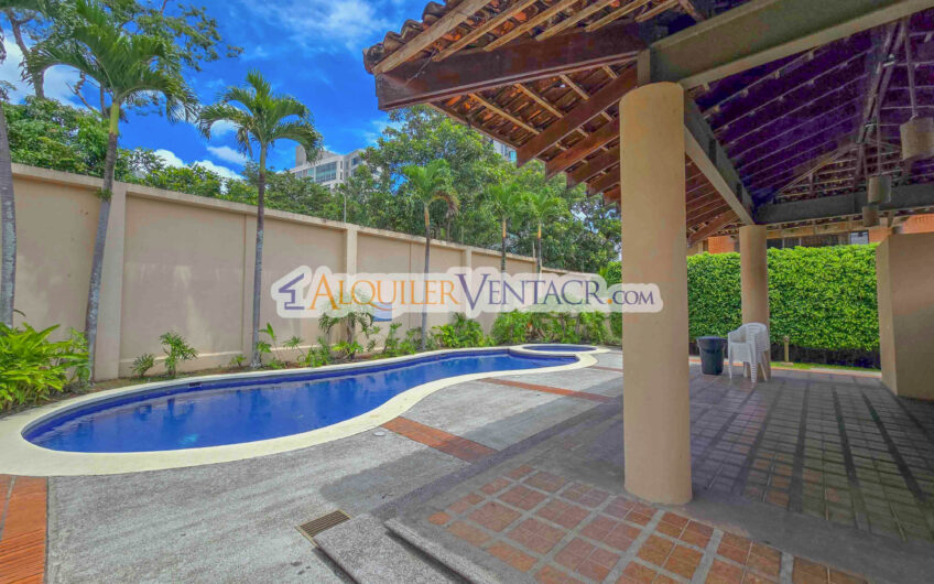 Trejos Montealegre x Avenida Escazú! Condo de 320 m2 con amplio jardín