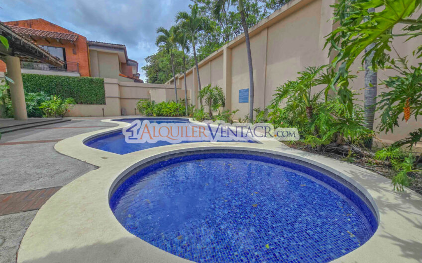 Trejos Montealegre x Avenida Escazú! Condo de 320 m2 con amplio jardín