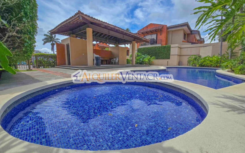 Trejos Montealegre x Avenida Escazú! Condo de 320 m2 con amplio jardín
