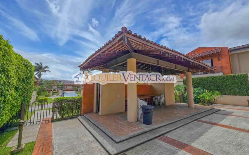 Trejos Montealegre x Avenida Escazú! Condo de 320 m2 con amplio jardín