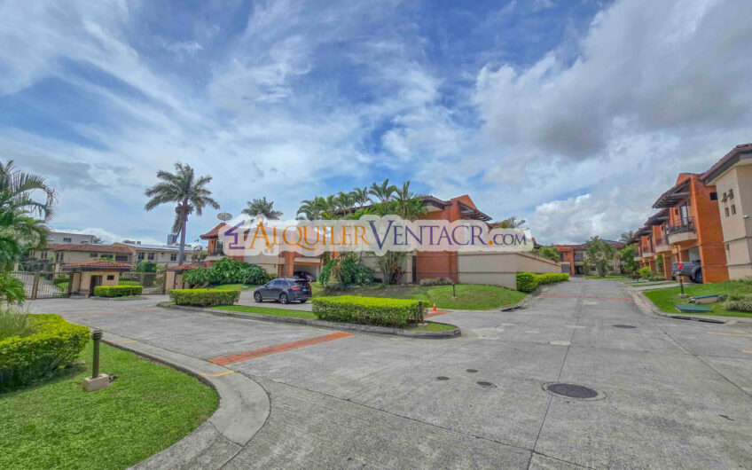 Trejos Montealegre x Avenida Escazú! Condo de 320 m2 con amplio jardín