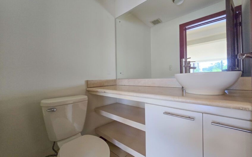 Apartamento de 300 m2 en 1er nivel con 3 habit. en Bello Horizonte Escazú